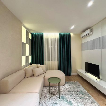 Tirane, jepet me qera apartament 1+1 , 65 m² 700 € (Pazari i ri)