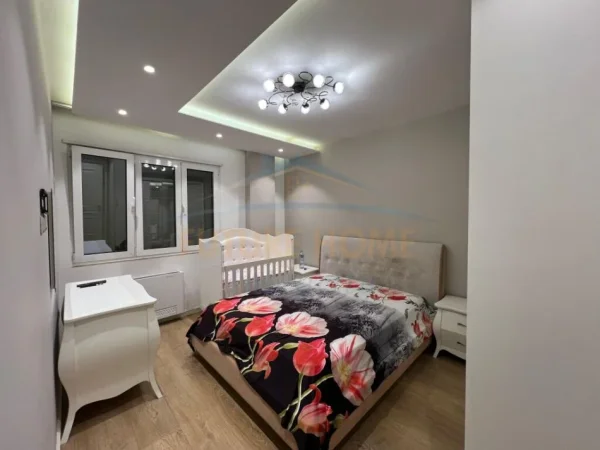 Tirane, jepet me qera apartament 2+1+2 Kati 3, 118 m² 800 € (PAZARI I RI)