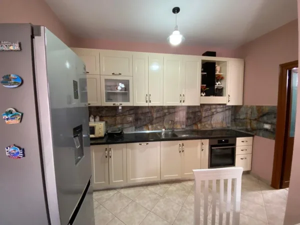Tirane, jepet me qera apartament 2+1+Ballkon Kati 6, 76 m² 600 € (Mine Peza, Prokuroria)