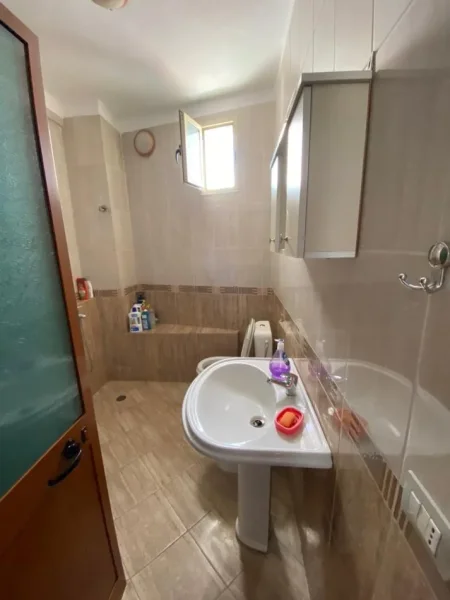 Tirane, jepet me qera apartament 2+1+Ballkon Kati 6, 76 m² 600 € (Mine Peza, Prokuroria)