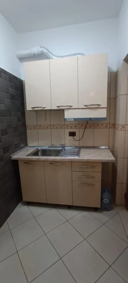 Tirane, jepet me qera shtepi 1+1+Ballkon Kati 2, 70 m² 350 € (Tregu i ri Elektrik)