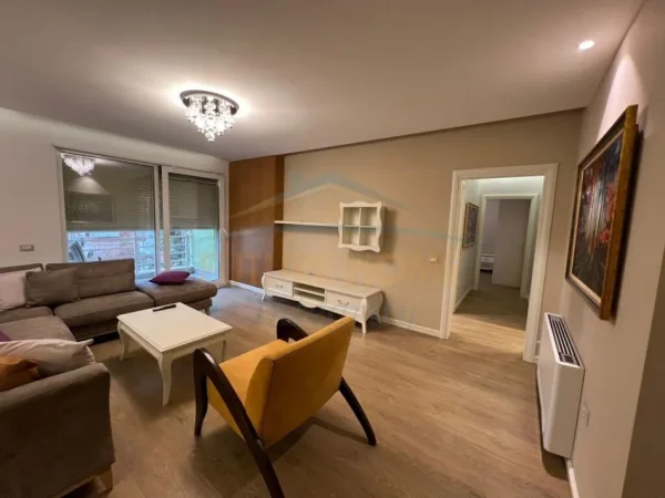 Tirane, jepet me qera 2+1+Ballkon Kati 3, 118 m² 800 € (Pazari i Ri)