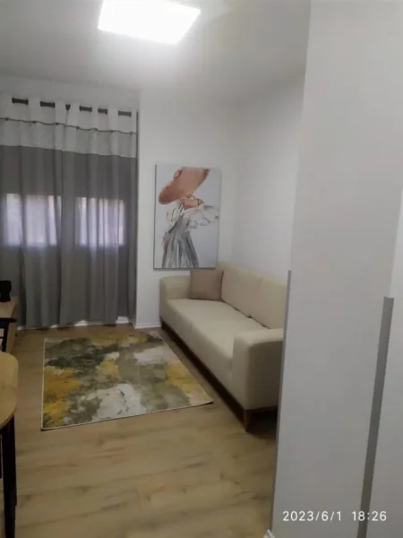 Tirane, jepet me qera apartament 1+1+Ballkon Kati 3, 50 m² 600 € (QENDER)
