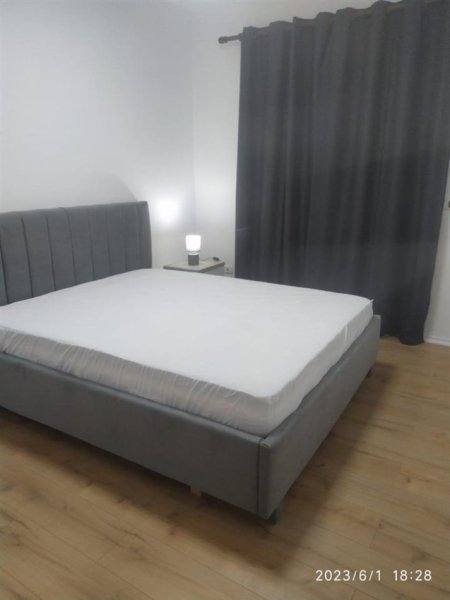 Tirane, jepet me qera apartament 1+1+Ballkon Kati 3, 50 m² 600 € (QENDER)