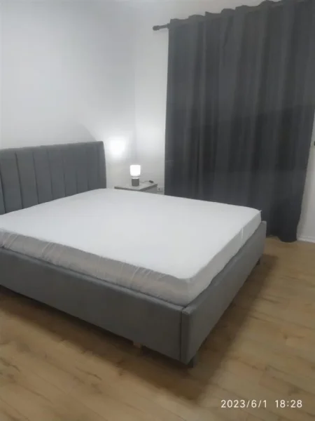 Tirane, jepet me qera apartament 1+1+Ballkon Kati 3, 50 m² 600 € (QENDER)
