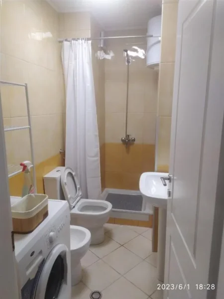Tirane, jepet me qera apartament 1+1+Ballkon Kati 3, 50 m² 600 € (QENDER)