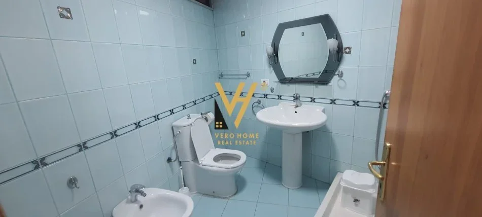 Tirane, jepet me qera zyre Kati 1, 160 m² 1.400 € (QENDER)