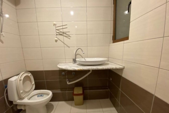 Tirane, jepet me qera apartament 2+1 Kati 2, 130 m² 500 € (Komuna e Parisit)