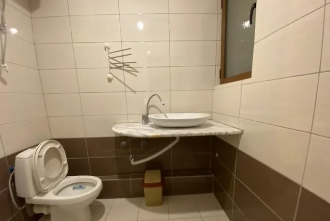 Tirane, jepet me qera apartament 2+1 Kati 2, 130 m² 500 € (Komuna e Parisit)