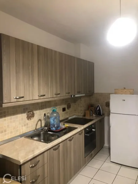 Tirane, jepet me qera apartament 1+1+Ballkon Kati 2, 58 m² 400 € (XHAMLLIKU)
