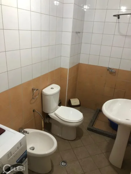 Tirane, jepet me qera apartament 1+1+Ballkon Kati 2, 58 m² 400 € (XHAMLLIKU)