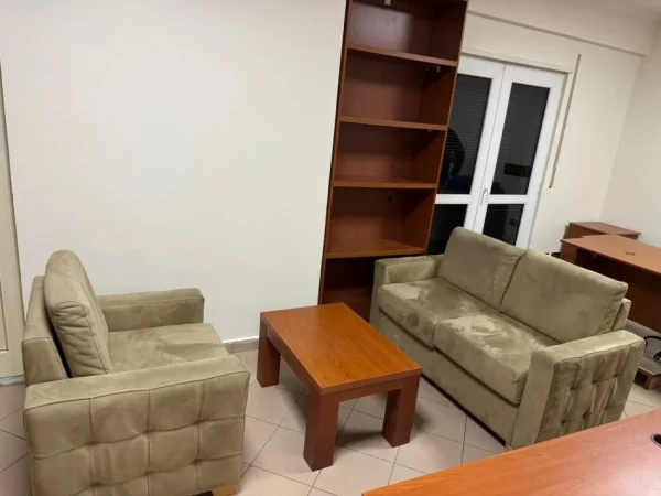 Durres, jepet me qera zyre Kati 2, 50 m² 250 € (Vollga Durres)