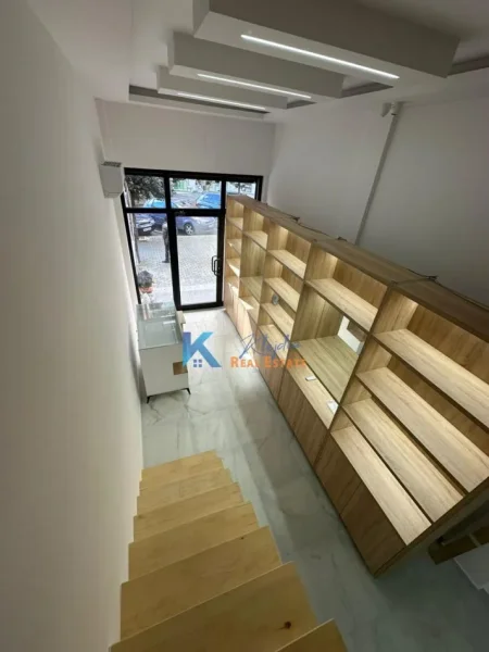 Tirane, jap me qera dyqan Kati 0, 49 m² 600 € (Astir)