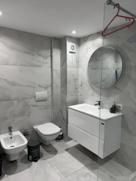 Tirane, jap me qera dyqan Kati 0, 49 m² 600 € (Astir)