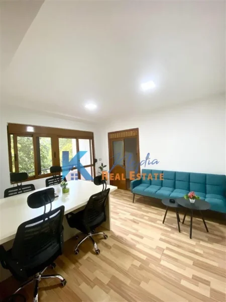 Tirane, jap me qera zyre Kati 2, 70 m² 85.000 Leke (Qender, 9 Katshet)