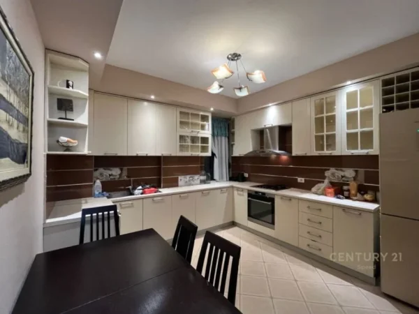 Tirane, shitet apartament Kati 4, 85 m² 110.000 € 