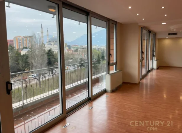 Tirane, jepet me qera zyre Kati 4, 198 m² 3.500 € (Rruga e Elbasanit)