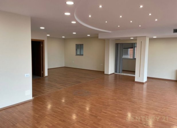 Tirane, jepet me qera zyre Kati 4, 198 m² 3.500 € (Rruga e Elbasanit)