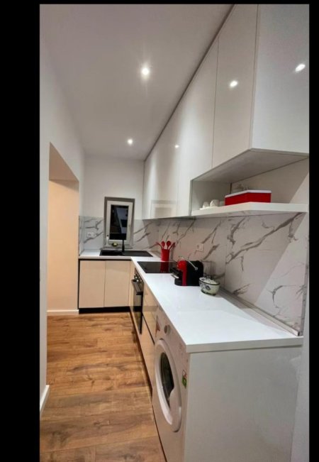 Tirane, jepet me qera apartament 1+1+Ballkon Kati 3, 65 m² 650 € (Rruga e Kavajës)