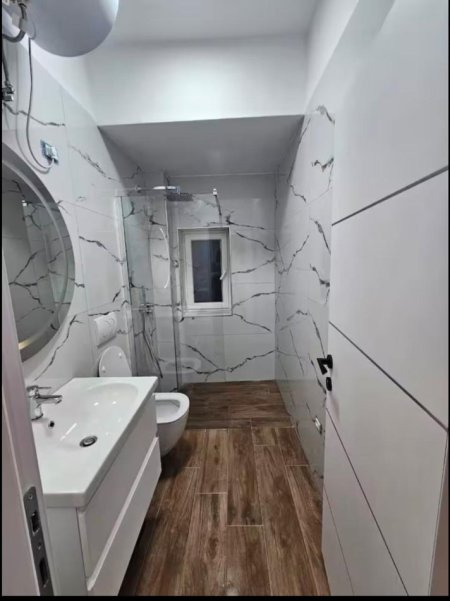 Tirane, jepet me qera apartament 1+1+Ballkon Kati 3, 65 m² 650 € (Rruga e Kavajës)