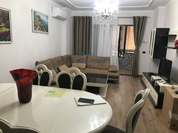 Tirane, jepet me qera 2+1+Ballkon Kati 2, 103 m² 800 € (Komuna e Parisit)