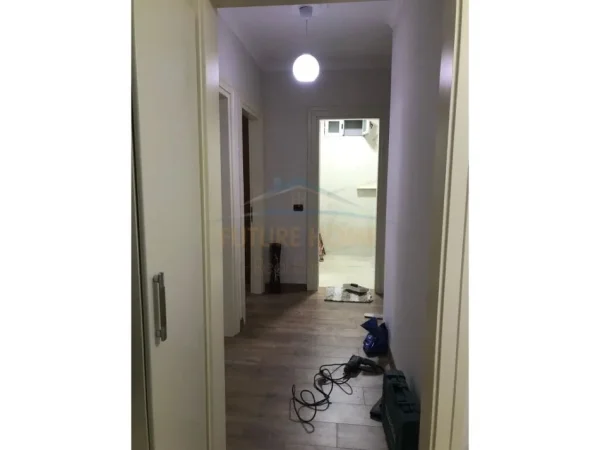 Tirane, jepet me qera 2+1+Ballkon Kati 2, 103 m² 800 € (Komuna e Parisit)