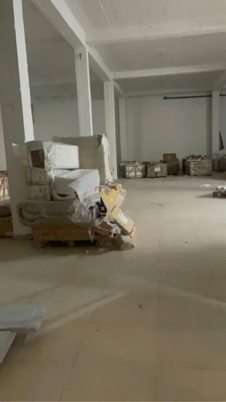 Tirane, jepet me qera magazine Kati 0, 380 m² 2.660 € (RRUGA 5 MAJI)