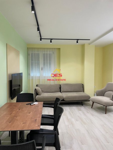 Vlore, jepet me qera apartament 1+1+Ballkon Kati 3, 75 m² 600 € (Rruga Çamëria)