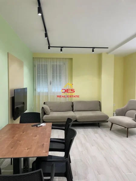 Vlore, jepet me qera apartament 1+1+Ballkon Kati 3, 75 m² 600 € (Rruga Çamëria)