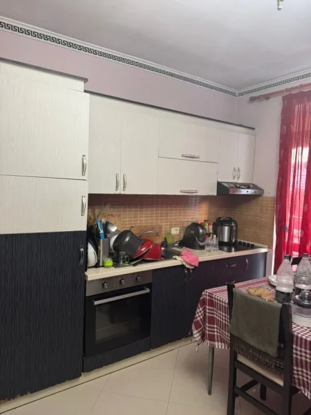 Tirane, jepet me qera apartament 2+1+Ballkon Kati 3, 89 m² 600 € (KOMUNA E PARISIT)