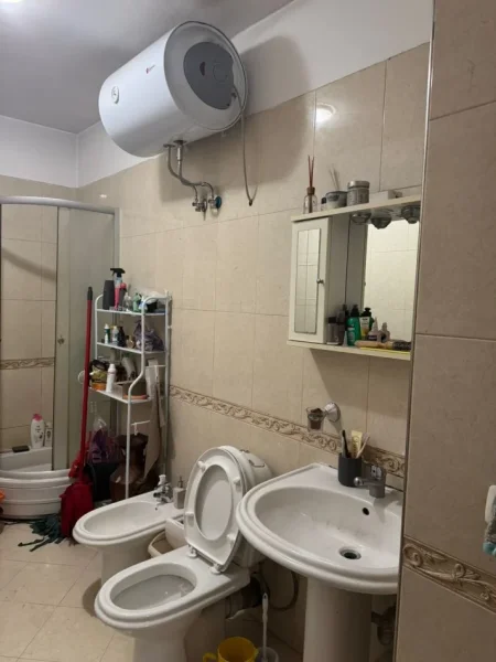 Tirane, jepet me qera apartament 2+1+Ballkon Kati 3, 89 m² 600 € (KOMUNA E PARISIT)