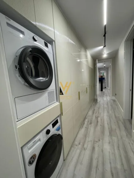 Tirane, jepet me qera 2+1+Ballkon Kati 7, 155 m² 2.300 € (BLLOKU)