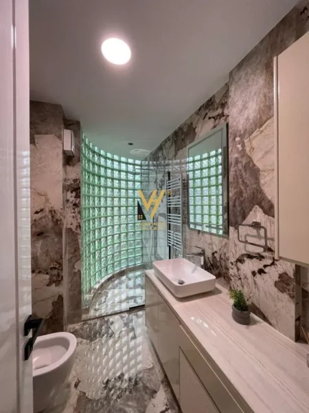 Tirane, jepet me qera 2+1+Ballkon Kati 7, 155 m² 2.300 € (BLLOKU)