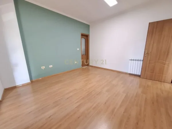 Tirane, jepet me qera ambjent biznesi Kati 1, 120 m² 900 € (RRUGA E KOSOVARËVE)