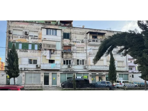 Tirane, jepet me qera ambjent biznesi Kati 0, 296 m² 10.000 € (Rruga Bardhyl)