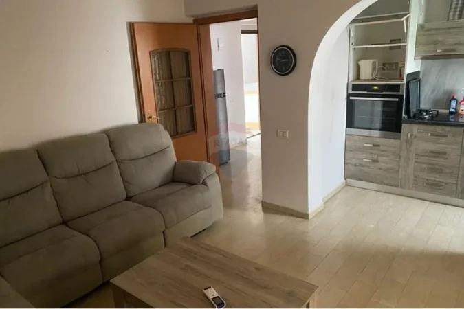 Tirane, jepet me qera apartament 1+1+Ballkon Kati 5, 60 m² 370 € (Shkolla e Baletit)