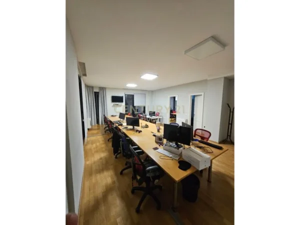 Tirane, jepet me qera zyre Kati 8, 180 m² 2.500 € (Rr. e Elbasanit)