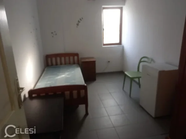 Tirane, jepet me qera apartament 3+1+Ballkon Kati 2, 120 m² 400 € (TREGU ELEKTRIK)