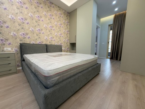 Tirane, jepet me qera apartament 2+1+Ballkon Kati 4, 88 m² 1.500 € (Faik Konica)