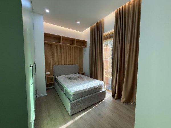 Tirane, jepet me qera apartament 2+1+Ballkon Kati 4, 88 m² 1.500 € (Faik Konica)