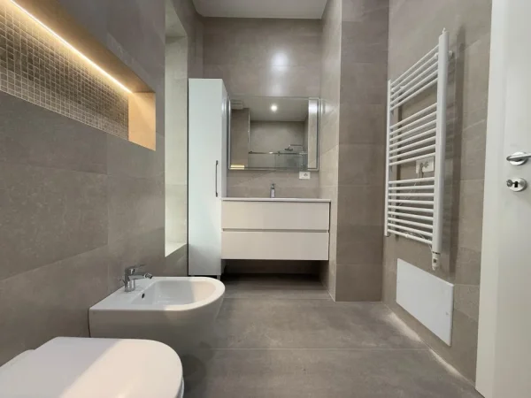 Tirane, jepet me qera apartament 2+1+Ballkon Kati 4, 88 m² 1.500 € (Faik Konica)