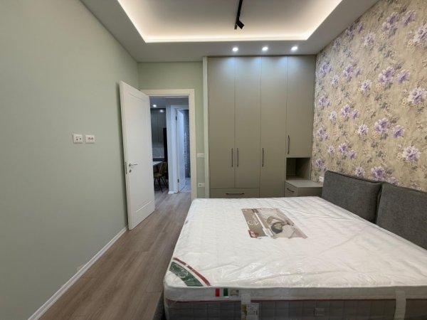 Tirane, jepet me qera apartament 2+1+Ballkon Kati 4, 88 m² 1.500 € (Faik Konica)