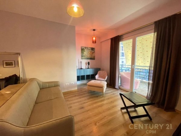 Tirane, jepet me qera apartament 2+1+Aneks+Ballkon Kati 4, 100 m² 700 € (Komuna e Parisit)