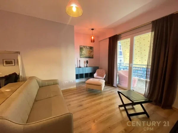 Tirane, jepet me qera apartament 2+1+Aneks+Ballkon Kati 4, 100 m² 700 € (Komuna e Parisit)