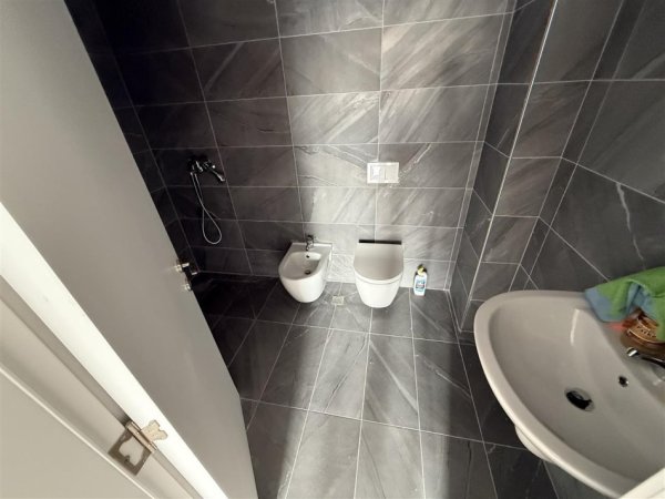 Tirane, jepet me qera apartament 1+1+Ballkon Kati 3, 60 m² 500 € (STACIONI I TRENIT)