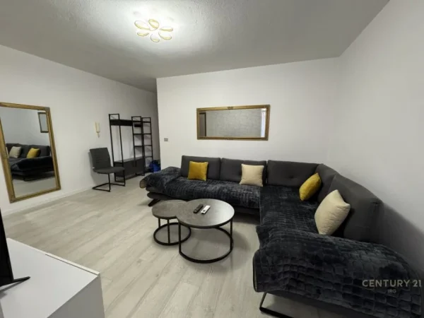 Tirane, jepet me qera apartament 1+1+Aneks+Ballkon Kati 3, 65 m² 680 € (Komuna e Parisit)