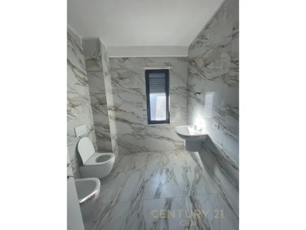 Tirane, shitet apartament 2+1 Kati 3, 105 m² 247.000 € (Prane Pazarit te Ri)