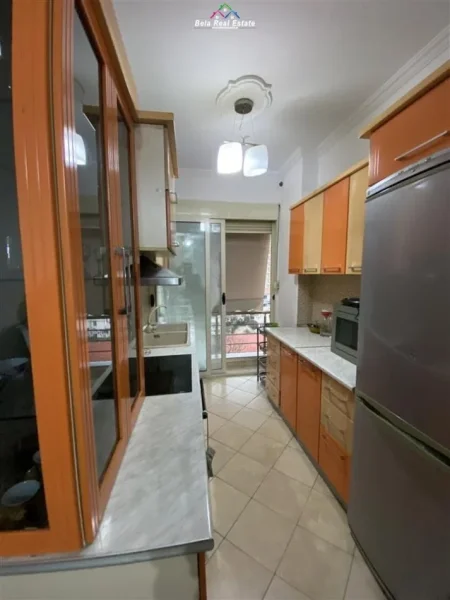 Tirane, jepet me qera apartament 2+1 Kati 4, 104 m² 450 € (astir)