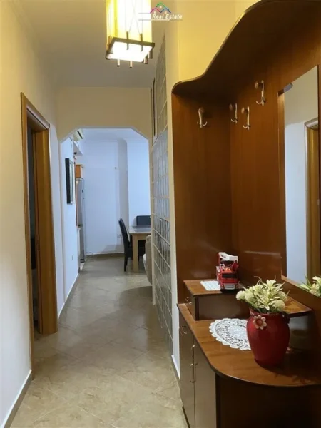 Tirane, jepet me qera apartament 2+1 Kati 4, 104 m² 450 € (astir)