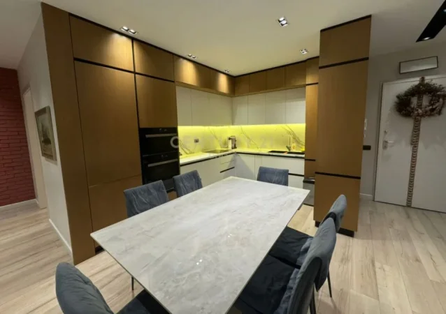 Tirane, shitet apartament 2+1+Ballkon Kati 1, 110 m² 245.000 € (Rruga e Dibrës)